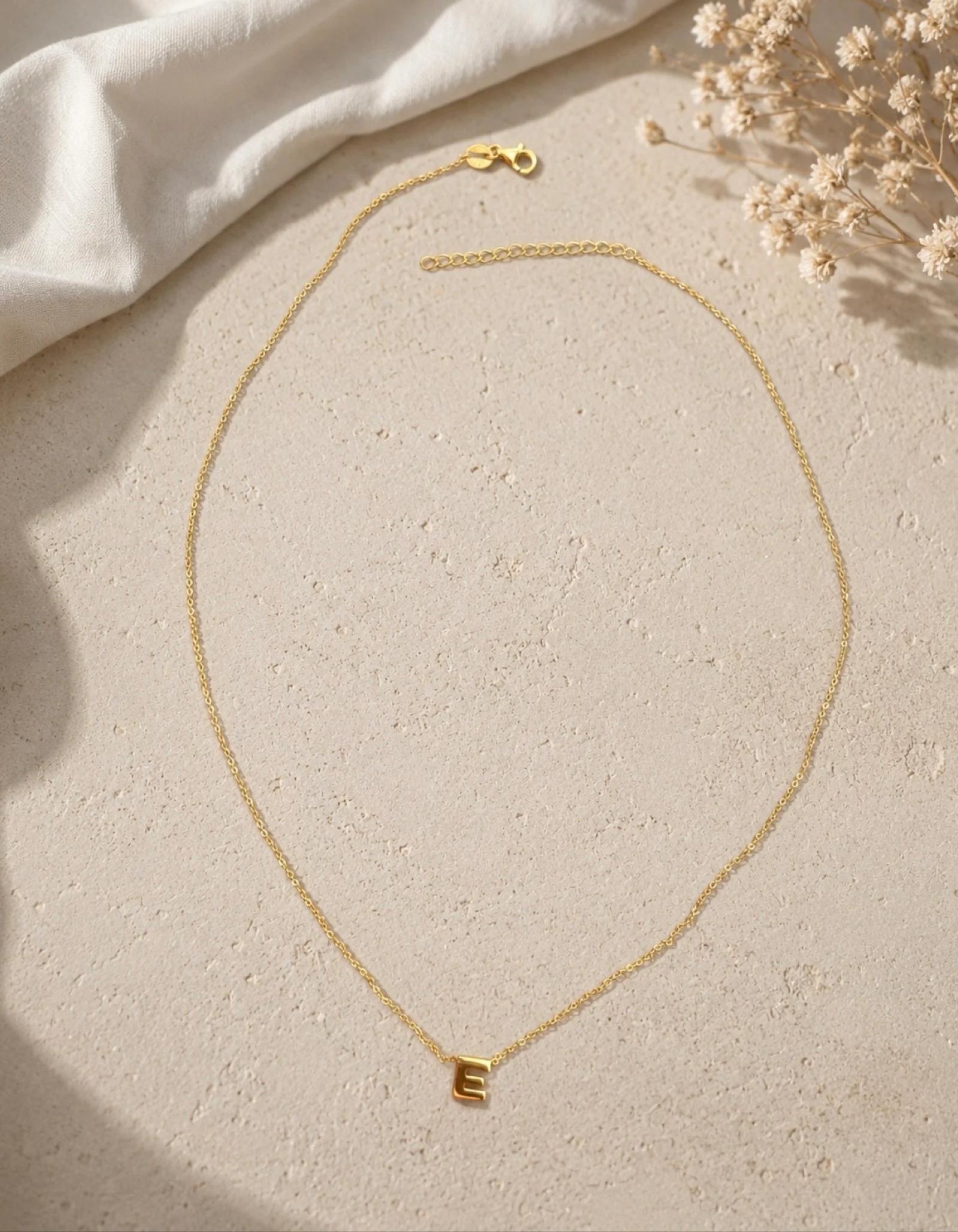 Collar dorado con inicial E | Cadena fina ajustable | Minimalista
